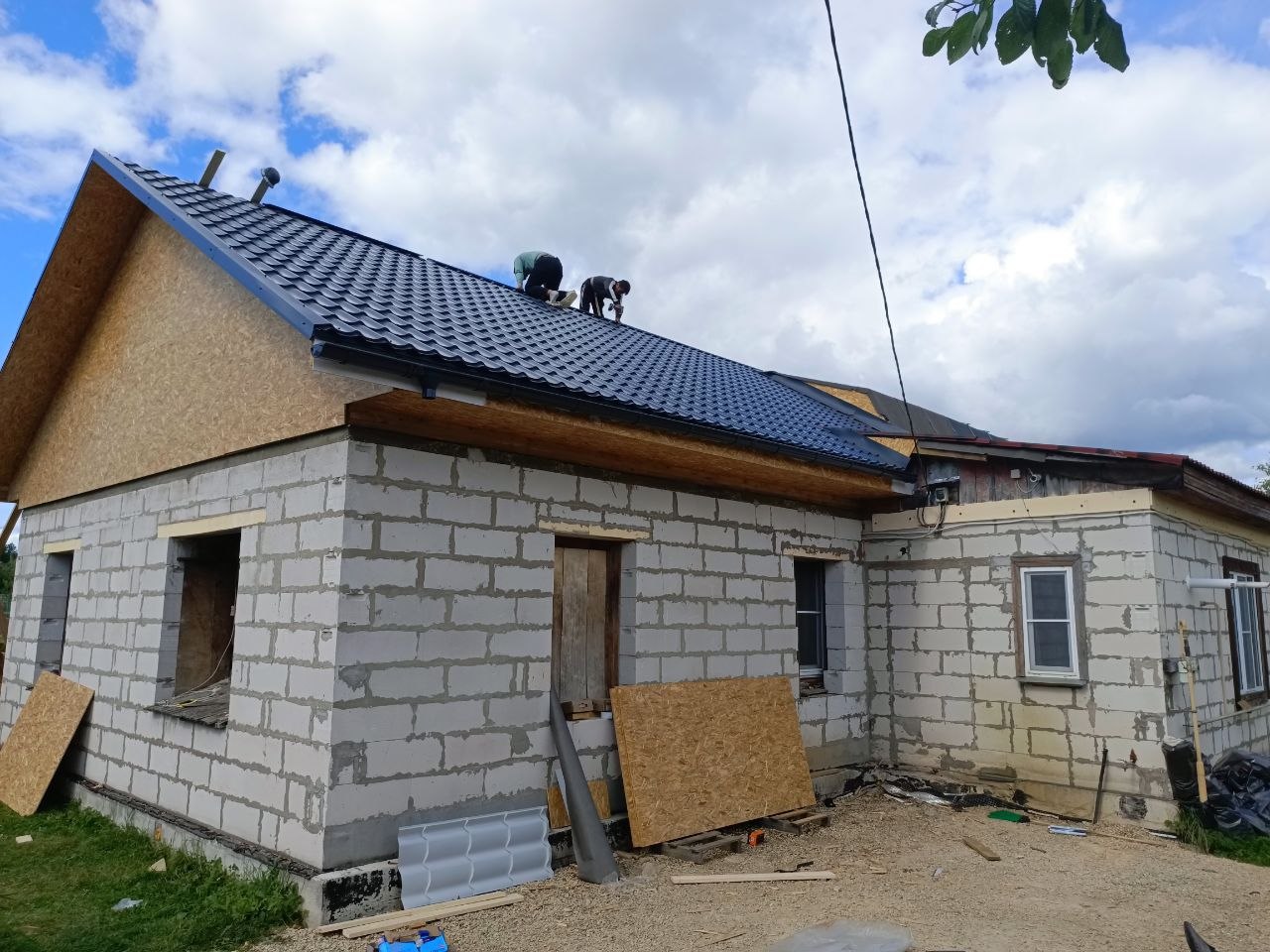 Металлическая кровля дома из блоков